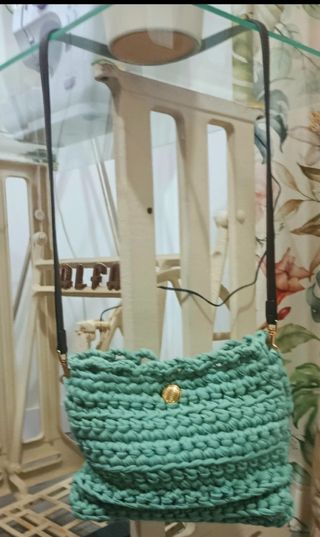 Bolso crochet verde agua marina con botón dorado