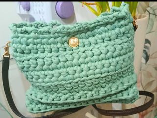 Bolso crochet verde agua marina con botón dorado