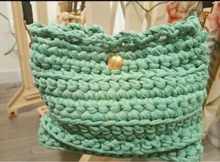 Bolso crochet verde agua marina con botón dorado