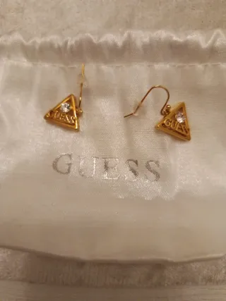 Pendientes Guess Triángulo Dorado con Cristal.ofer