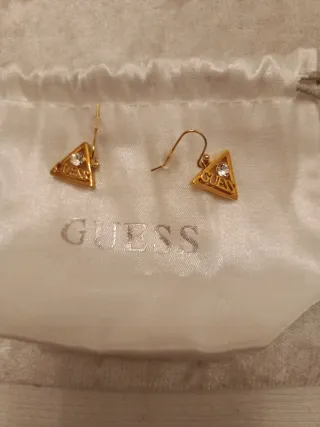 Pendientes Guess Triángulo Dorado con Cristal.ofer