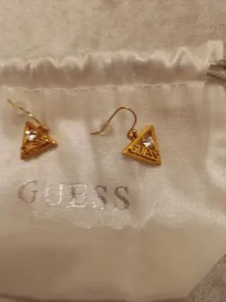 Pendientes Guess Triángulo Dorado con Cristal.ofer