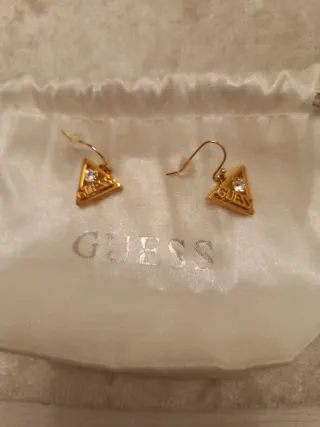 Pendientes Guess Triángulo Dorado con Cristal.ofer