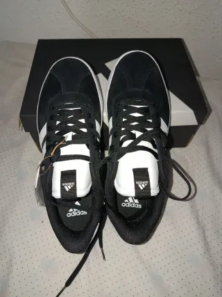 Zapatillas Adidas Negras y Blancas