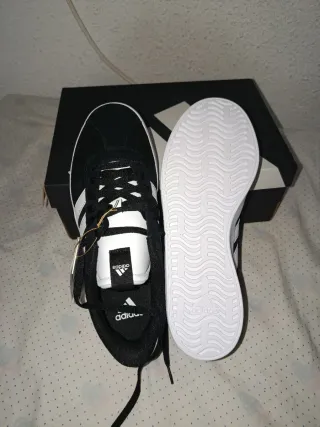 Zapatillas Adidas Negras y Blancas