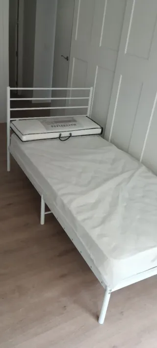 Cama individual metálica blanca