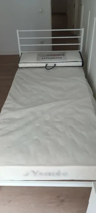 Cama individual metálica blanca