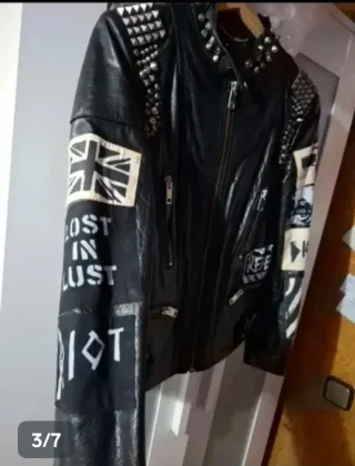 Cazadora Negra con Tachuelas y Parches