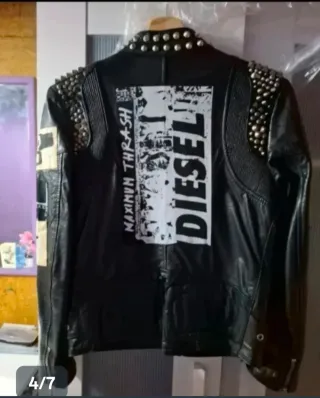 Cazadora Negra con Tachuelas y Parches