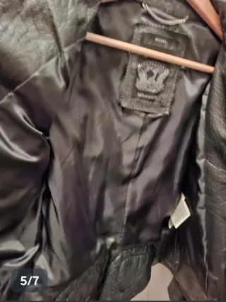 Cazadora Negra con Tachuelas y Parches