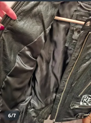 Cazadora Negra con Tachuelas y Parches