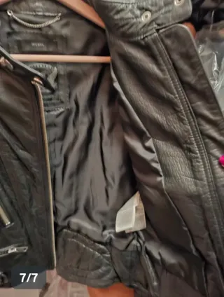 Cazadora Negra con Tachuelas y Parches