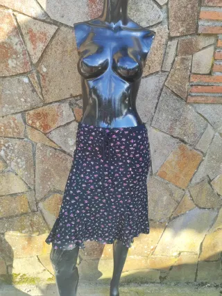 Falda floral Bershka negra