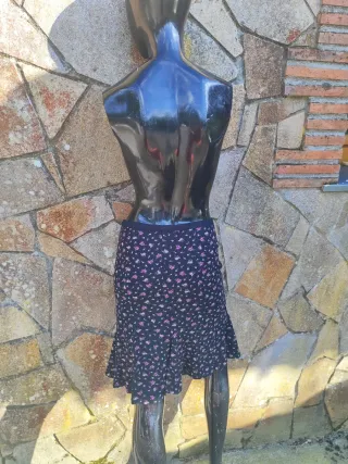 Falda floral Bershka negra