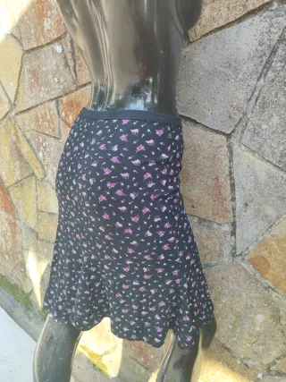 Falda floral Bershka negra
