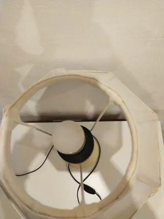 Lámpara de mesa vintage beige y blanca