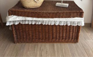 Baúl de mimbre XXL con forro blanco