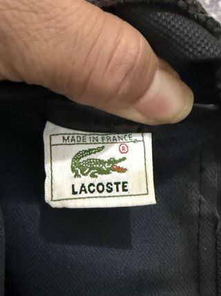 Mochila Lacoste Negra es pequeña