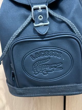 Mochila Lacoste Negra es pequeña