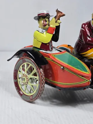 Giocattolo in latta a carica vintage