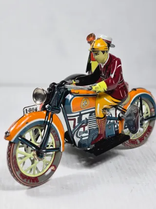 Giocattolo in latta a carica vintage