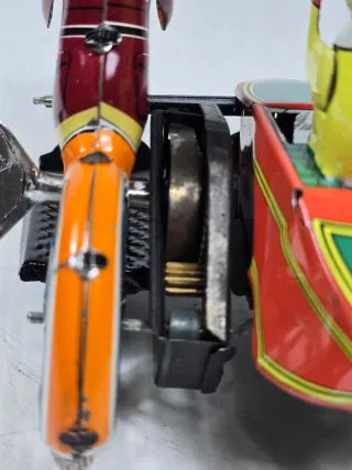 Giocattolo in latta a carica vintage