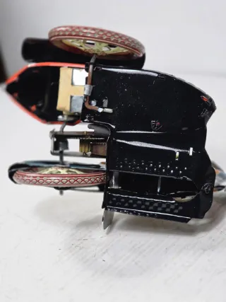 Giocattolo in latta a carica vintage