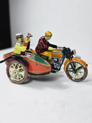 Giocattolo in latta a carica vintage