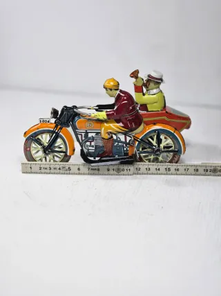 Giocattolo in latta a carica vintage