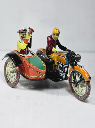 Giocattolo in latta a carica vintage