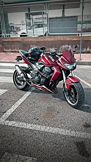 Kawasaki Z750 Naked Roja