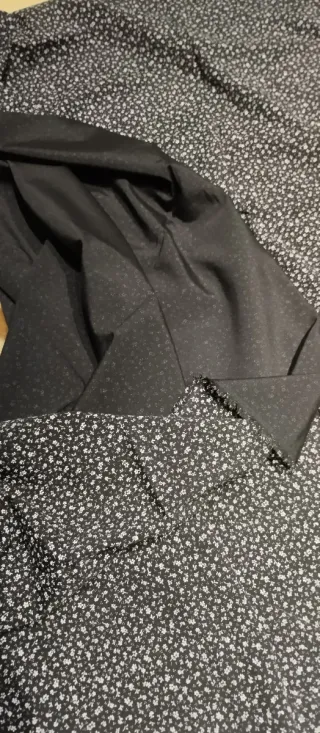 Tela negra con estampado floral blanco