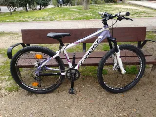 Bicicleta Orbea Morada y Blanca