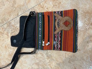 Bolso bandolera de cuero y tela étnica