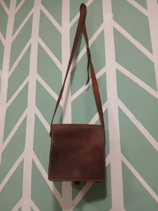 Bolso de piel auténtica hecho con artesania