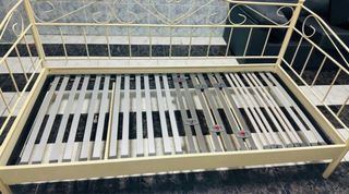 Cama metálica beige con somier