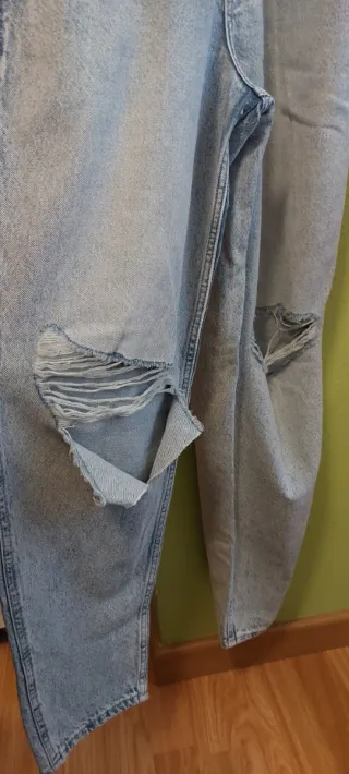 Mono vaquero desgastado con rotos