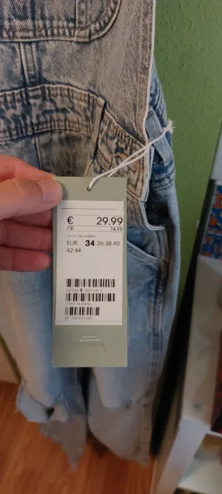 Mono vaquero desgastado con rotos