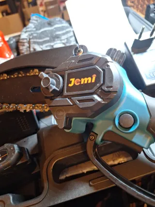 Minisierra eléctrica Jemi 6 + cargador+ dos baterí