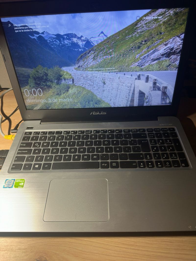 Portátil ASUS X556U