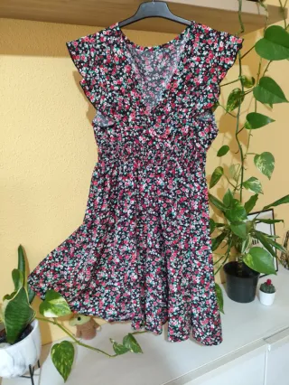 Vestido floral negro y rojo