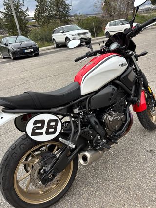 Yamaha XSR 700 Roja y Blanca