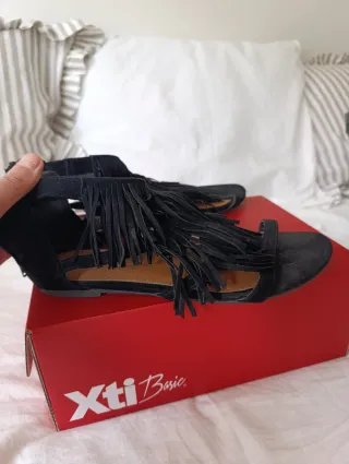 Sandalias Mustang negras con flecos