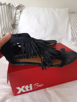 Sandalias Mustang negras con flecos