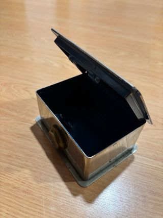 Caja de caudales metálica con cerradura