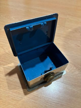 Caja de caudales metálica con cerradura
