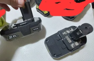 Caricabatterie Ryobi 18V + 2 batterie 2.0 Ah