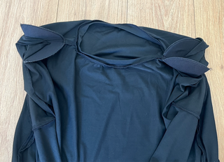 Camiseta negra tirantes con hombreras