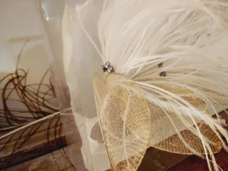 Adorno pelo novia plumas blanco y dorado hecho man