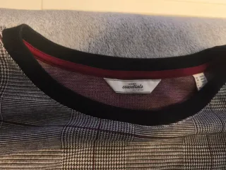 Camiseta de cuadros gris y roja